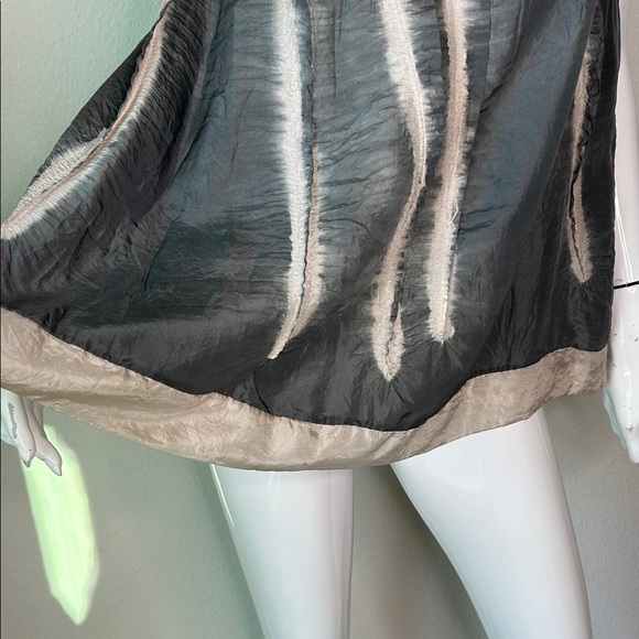 Viviana Uchitel Chic Grey and Cream Women's Sleeveless Blouse - Picture 4 of 8